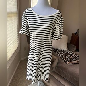 Black & White sheath dress with ruffle sleeves.